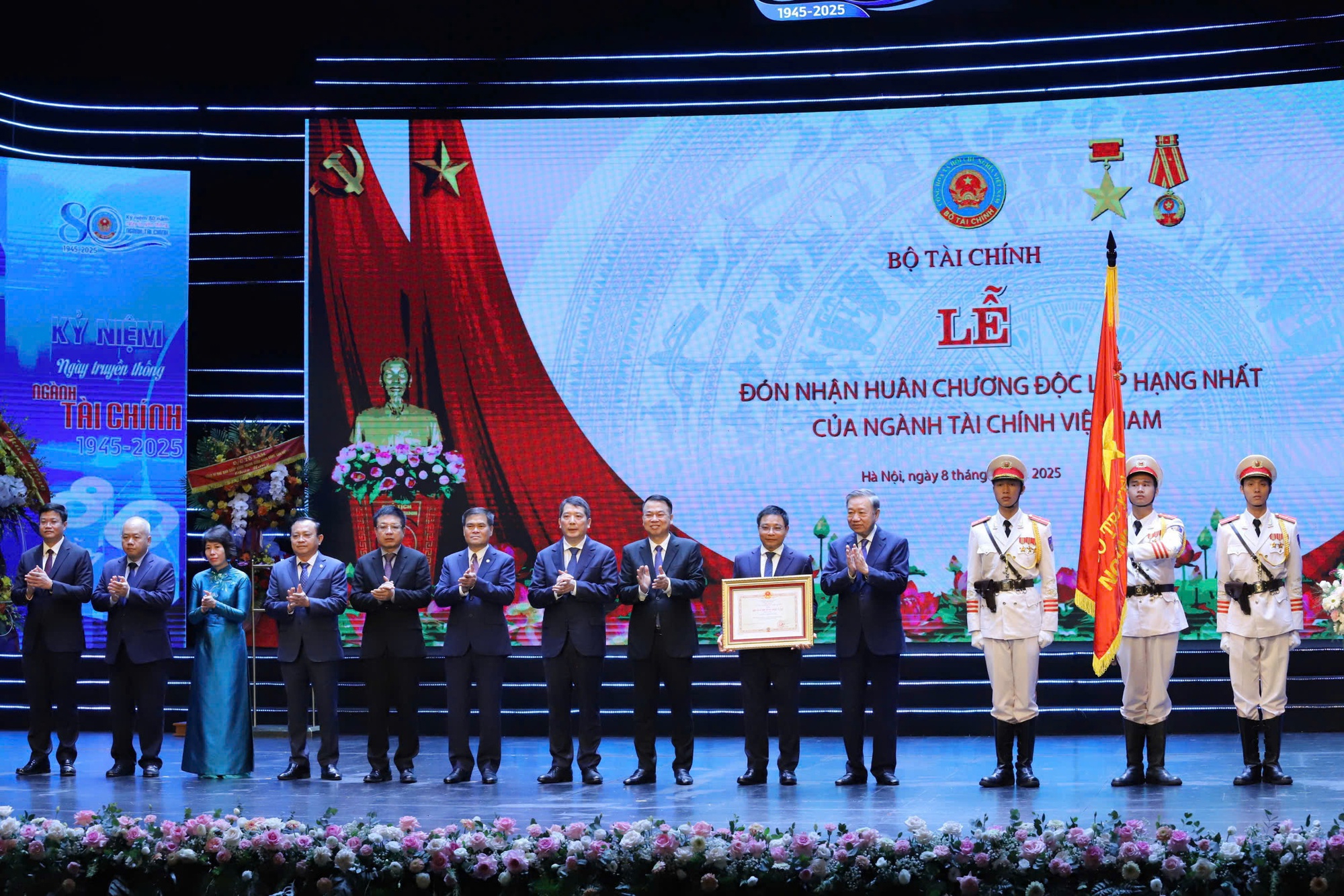 Tổng B&iacute; thư T&ocirc; L&acirc;m trao tặng Hu&acirc;n chương Độc lập hạng Nhất cho ng&agrave;nh T&agrave;i ch&iacute;nh. Ảnh: VGP/HT.