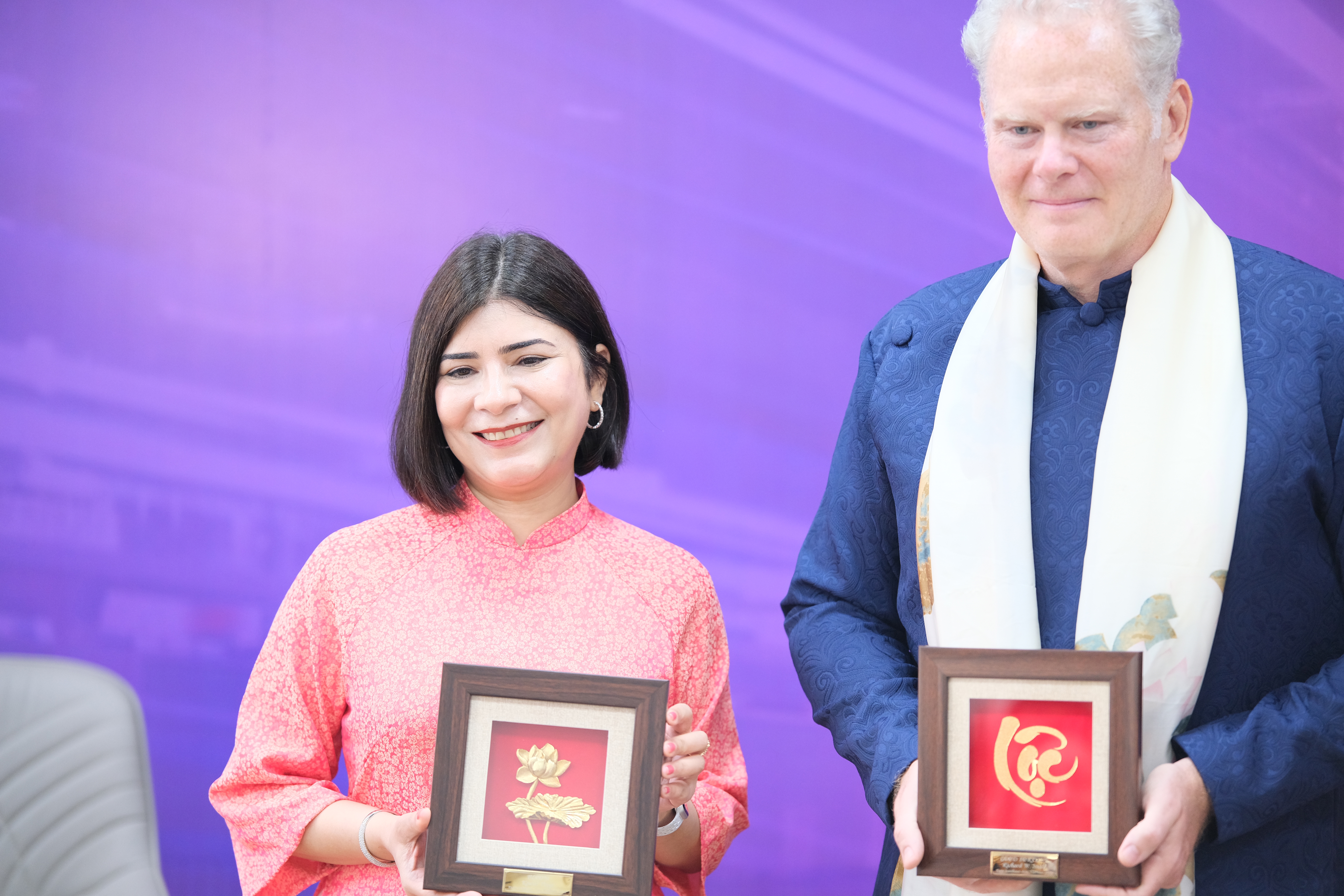 B&agrave; Kawal Preet, Chủ tịch FedEx Ch&acirc;u &Aacute; Th&aacute;i B&igrave;nh Dương c&ugrave;ng &ocirc;ng Richard Smith, Gi&aacute;m đốc Vận h&agrave;nh Quốc tế ki&ecirc;m Tổng Gi&aacute;m đốc h&agrave;ng kh&ocirc;ng FedEx.