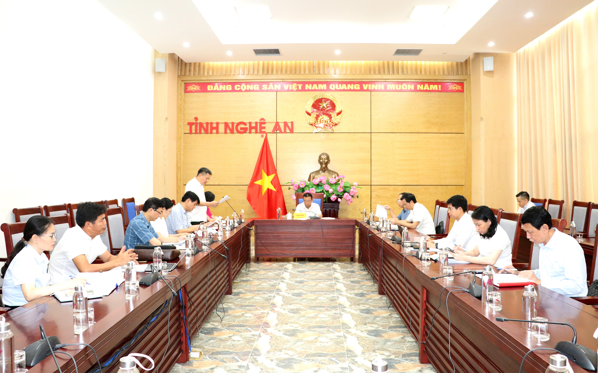 Quang cảnh cuộc họp