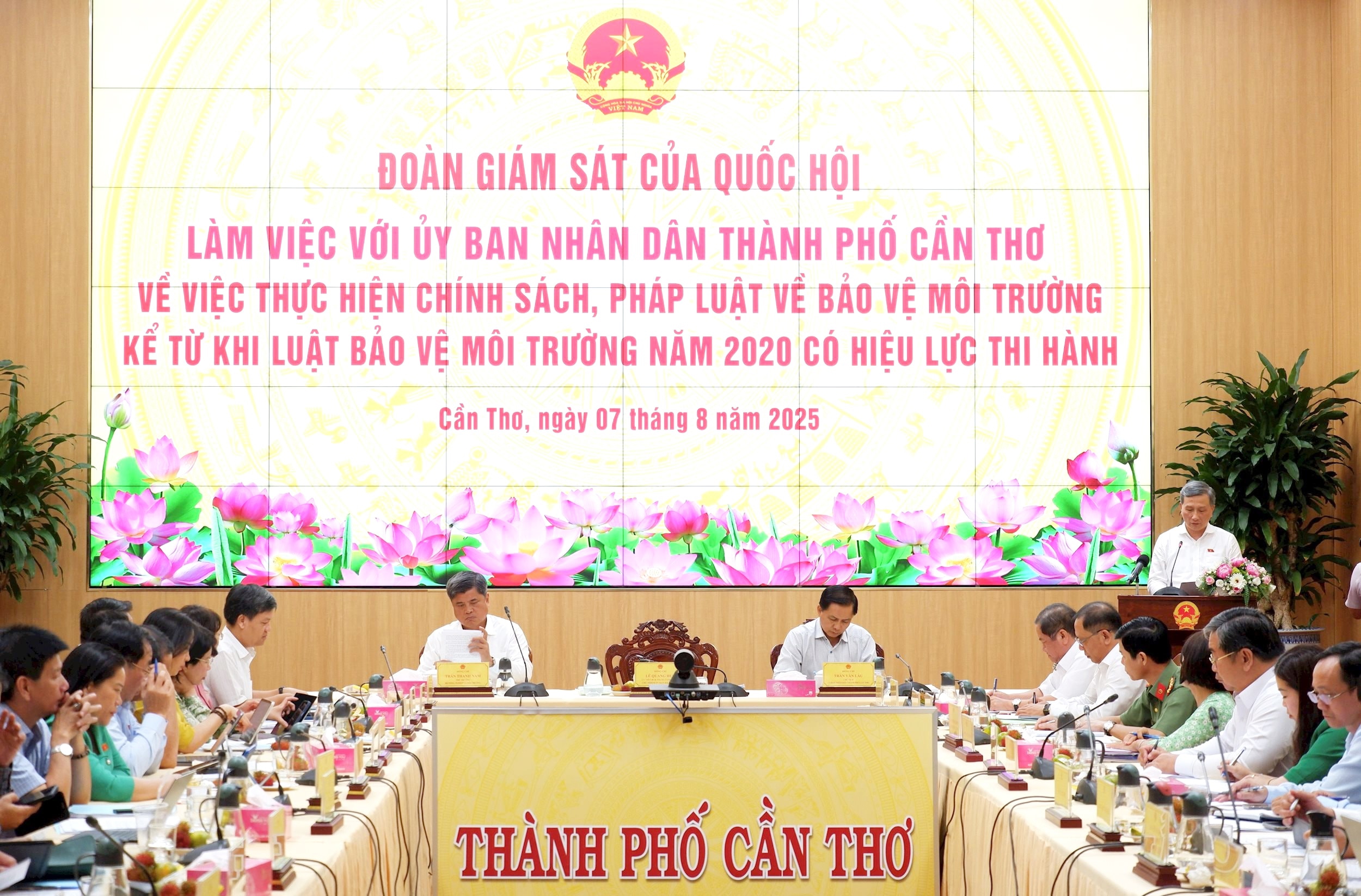 Đoàn giám sát chuyên đề “Việc thực hiện chính sách, pháp luật về bảo vệ môi trường kể từ khi Luật Bảo vệ môi trường năm 2020 có hiệu lực thi hành” làm việc với UBND TP. Cần Thơ.