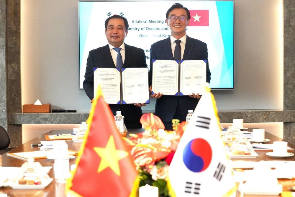 Quyền Bộ trưởng Bộ N&ocirc;ng nghiệp v&agrave; M&ocirc;i trường Việt Nam Trần Đức Thắng v&agrave; Bộ trưởng Bộ Đại dương v&agrave; Thủy sản H&agrave;n Quốc Chun Jae-Soo nhất tr&iacute; đẩy mạnh hợp t&aacute;c trong nu&ocirc;i biển, ph&aacute;t triển thủy sản bền vững.