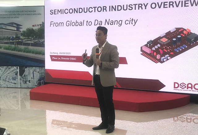 Ông Lê Hoàng Phúc, Giám đốc Trung tâm Nghiên cứu, đào tạo thiết kế vi mạch và trí tuệ nhân tạo Đà Nẵng (DSAC) phát biểu tại Hội thảo. Ảnh Ngô Anh Văn