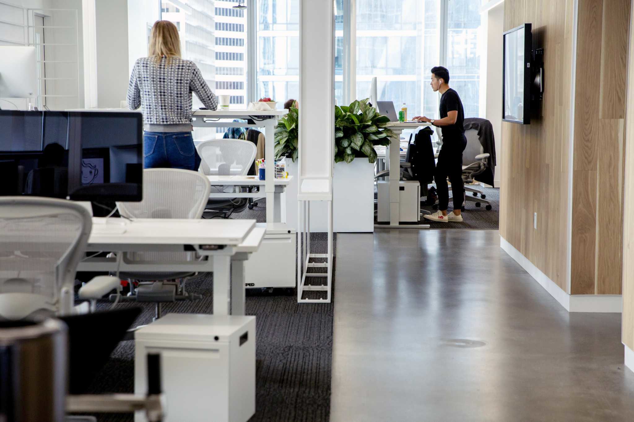 AI đang l&agrave;m gia tăng th&ecirc;m &aacute;p lực l&ecirc;n cắt giảm nh&acirc;n sự ng&agrave;nh c&ocirc;ng nghệ. Ảnh: Eric Risberg, STF/Associated Press.