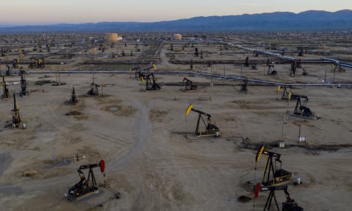 Tắc nghẽn kênh Suez không cứu được giá dầu giảm 3 tuần liên tiếp