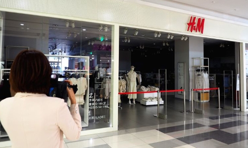 Làn sóng tẩy chay dâng cao, H&M phải đóng loạt cửa hiệu ở Trung Quốc