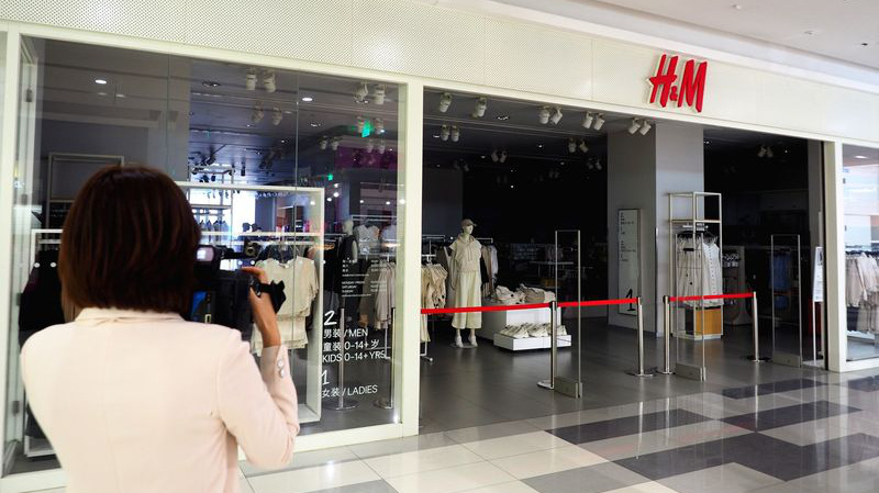 Một cửa hiệu bị đóng của H&M ở Sơn Đông hôm 26/3 - Ảnh: Bloomberg.