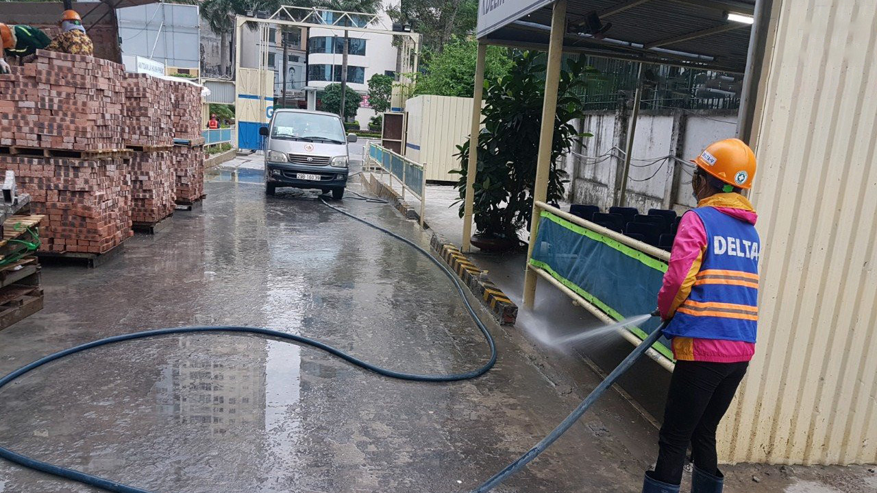 Phun rửa xe ra vào khu vực công trường.