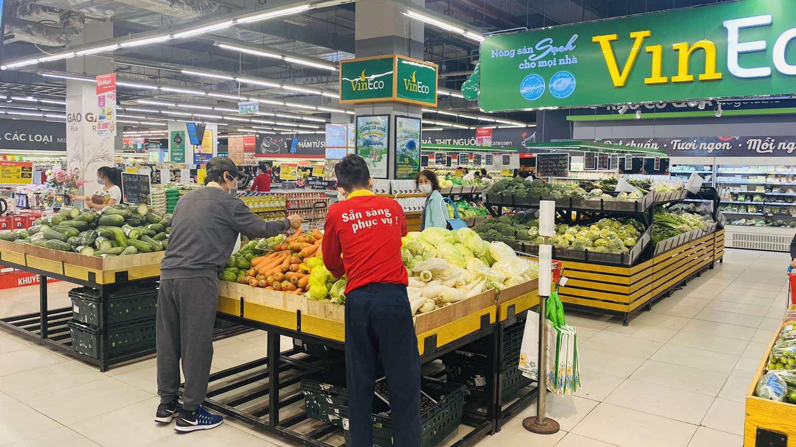 Ngoài ra, trong giai đoạn phức tạp của dịch bệnh Covid-19 hiện nay, VinCommerce luôn chú trọng chủ trương đảm bảo đầy đủ nhu yếu phẩm, hàng hóa thiết yếu, cam kết và bình ổn giá và chung tay trong các đợt giải cứu nông sản cho người nông dân.