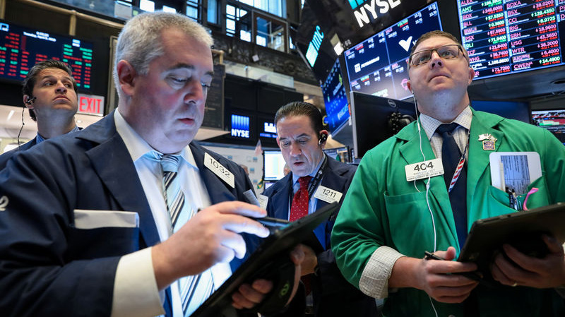 Các nhà giao dịch cổ phiếu trên sàn NYSE ở New York, Mỹ - Ảnh: Reuters.