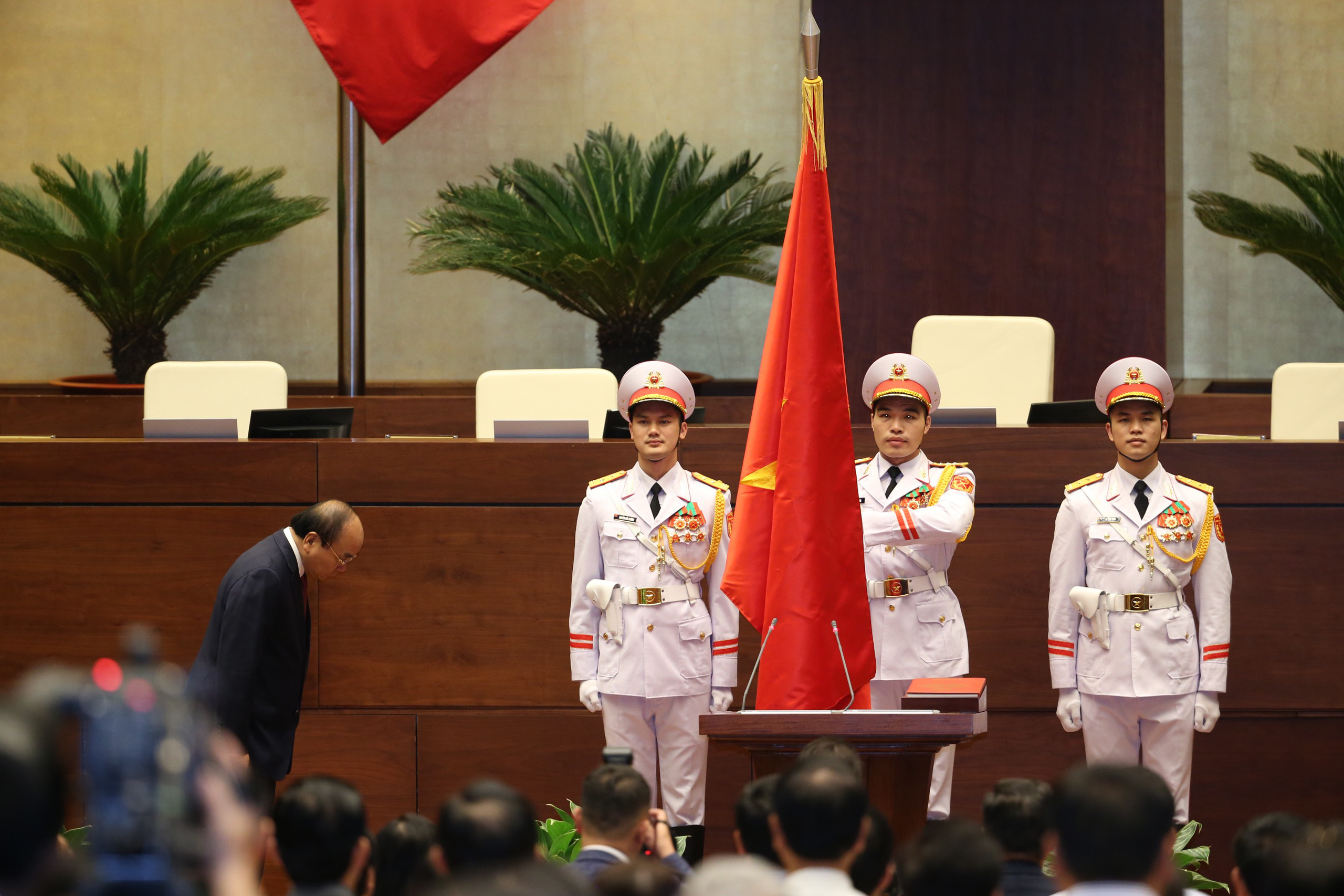 Chủ tịch nước Nguyễn Xuân Phúc cúi chào cờ đỏ sao vàng thiêng liêng của Tổ quốc trước khi tuyên thệ.