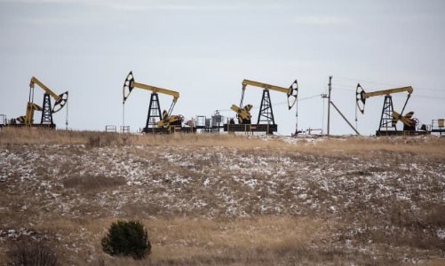 Giá dầu lại giảm sốc gần 5% vì OPEC+ nâng sản lượng