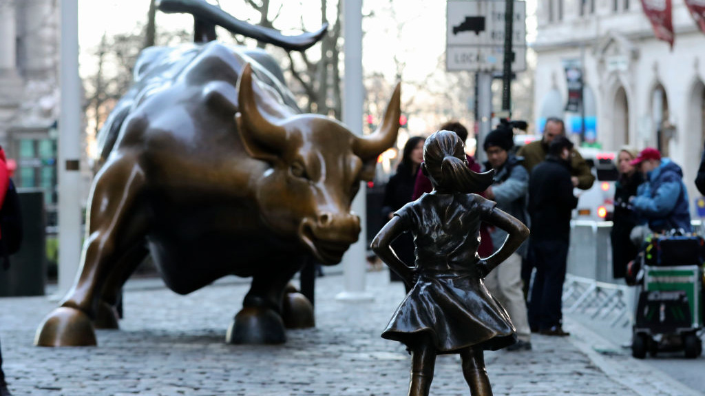 Bức tượng bé gái và con bò ở Phố Wall - Ảnh: Getty.