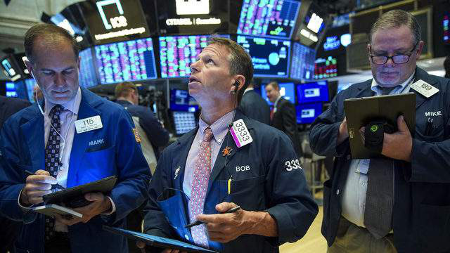 Các nhà giao dịch cổ phiếu trên sàn NYSE ở New York, Mỹ - Ảnh: Reuters.