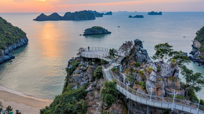 Flamingo Cát Bà tạo nên cơn sốt check-in tại những điểm vọng cảnh đẹp nhất quần đảo, như Lan Hạ Sky Bar, Lan Hạ Panorama, đường dạo trên cao Cầu Mây.