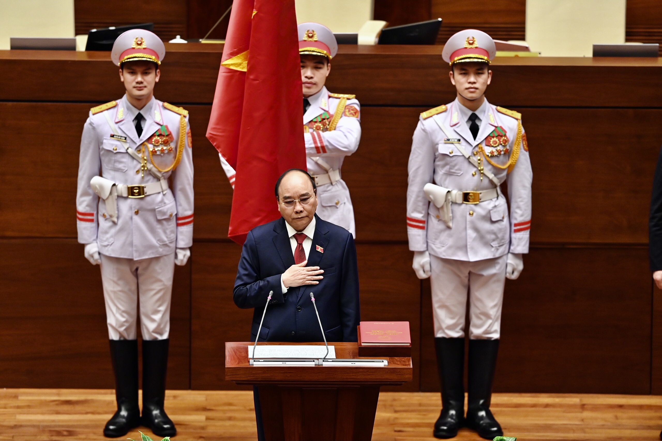 Tân Chủ tịch nước Nguyễn Xuân Phúc tuyên thệ nhậm chức.