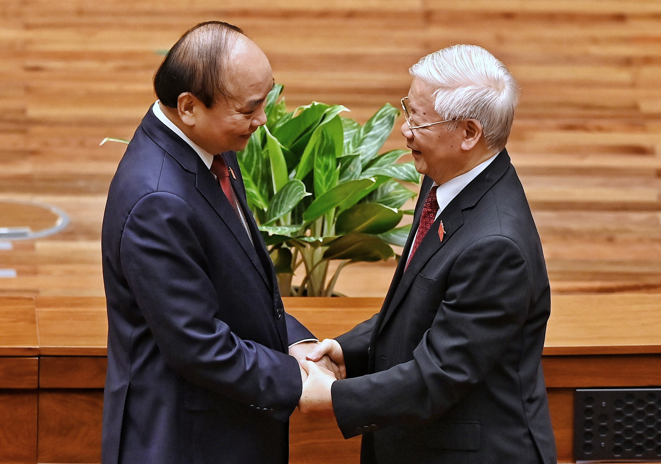 Tổng Bí thư Nguyễn Phú Trọng chúc mừng tân Chủ tịch nước Nguyễn Xuân Phúc. Ông Nguyễn Xuân Phúc là Thủ tướng đầu tiên trong lịch sử được bầu làm Chủ tịch nước. Tân Chủ tịch nước hứa trước trước Quốc hội và Nhân dân cả nước sẽ không ngừng tu dưỡng đạo đức, phẩm chất, tận tâm, tận lực, trách nhiệm, cần kiệm, liêm chính, chí công, vô tư; thực hiện đầy đủ nhiệm vụ và quyền hạn của Chủ tịch nước được hiến pháp và pháp luật quy định. Ông bày tỏ mong muốn nhận được sự ủng hộ, hợp tác, giúp đỡ của cả hệ thống chính trị, đồng bào, chiến sỹ cả nước, đồng bào ở nước ngoài để hoàn thành tốt nhất trọng trách được giao.