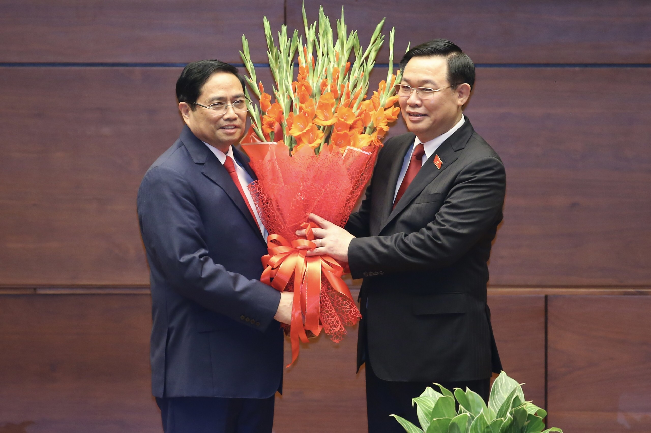 Chủ tịch Quốc hội Vương Đình Huệ tặng hoa chúc mừng Thủ tướng Chính phủ Phạm Minh Chính.
