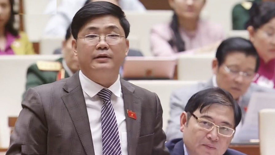 Đại biểu Quốc hội Nguyễn Tuấn Anh (tỉnh Long An) phát biểu tại hội trường sáng 26/3 