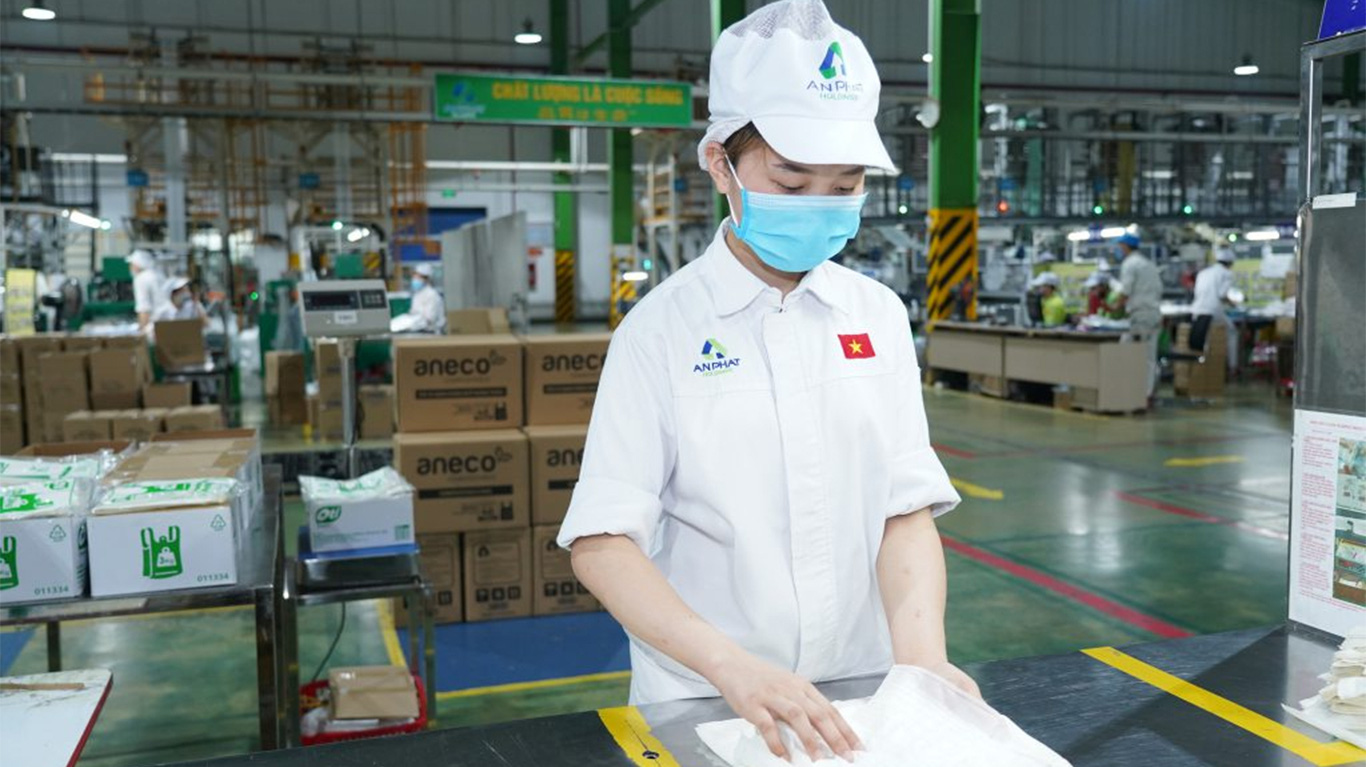 Sản xuất sản phẩm sinh học phân hủy hoàn toàn tại nhà máy Nhựa An Phát Xanh.