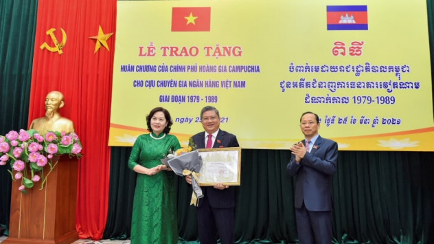 Ông Nguyễn Văn Giàu, Chủ nhiệm Ủy ban Đối ngoại của Quốc hội, nguyên Thống đốc Ngân hàng Nhà nước đón nhận Huân chương Hoàng gia Campuchia