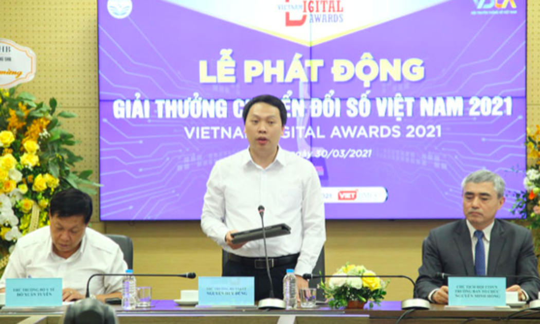 Thứ trưởng Bộ Thông tin và Truyền thông Nguyễn Huy Dũng phát biểu tại buổi họp báo phát động giải thưởng Chuyển đổi số Việt Nam 2021.