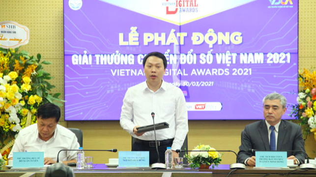 Thứ trưởng Bộ Thông tin và Truyền thông Nguyễn Huy Dũng phát biểu tại buổi họp báo phát động giải thưởng Chuyển đổi số Việt Nam 2021.
