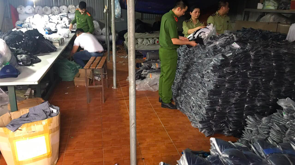 Cơ sở sản xuất quần áo thời trang nam các loại có dấu hiệu giả mạo các nhãn hiệu “Adidas”, “Nike”, “Lacoste”, “Burberry” tại Hà Nam.