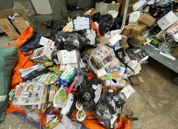 Nhiều mặt hàng tiêu dùng giả mạo nhãn hiệu được kiểm tra, thu giữ tại kho hàng ở Phú Mỹ A, xã Phú Sơn, huyện Ba Vì, Hà Nội.