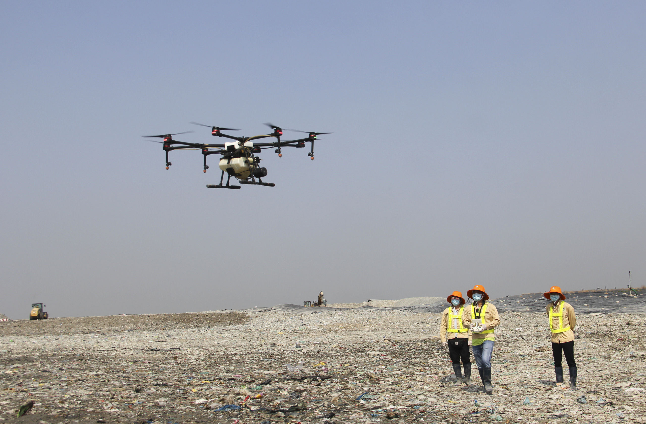 Thiết bị bay chở được 10 lít, có thể bay được 15 phút. Người lái có thể cài đặt đường bay, độ cao và thời gian cho thiết bị bay.