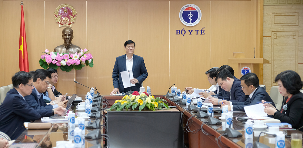 Bộ trưởng Bộ Y tế Nguyễn Thanh Long chủ tr&igrave; cuộc họp về c&ocirc;ng t&aacute;c ti&ecirc;m chủng vaccine Covid-19. Ảnh - Trần Minh.