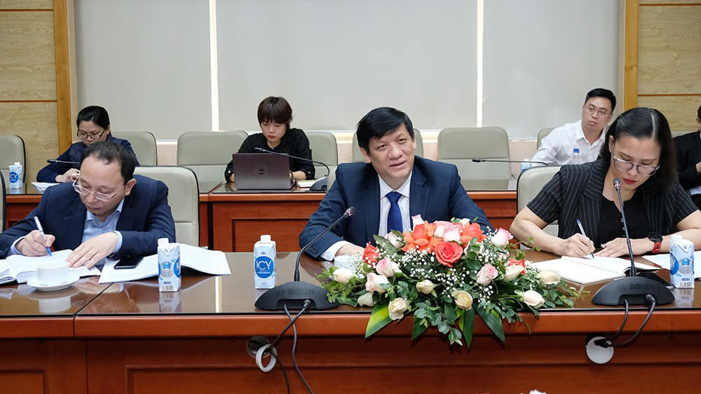 Bộ trưởng Bộ Y tế Nguyễn Thanh Long làm việc với các đại sứ liên quan đến vấn đề vaccine Covid-19. Ảnh - Trần Minh. 
