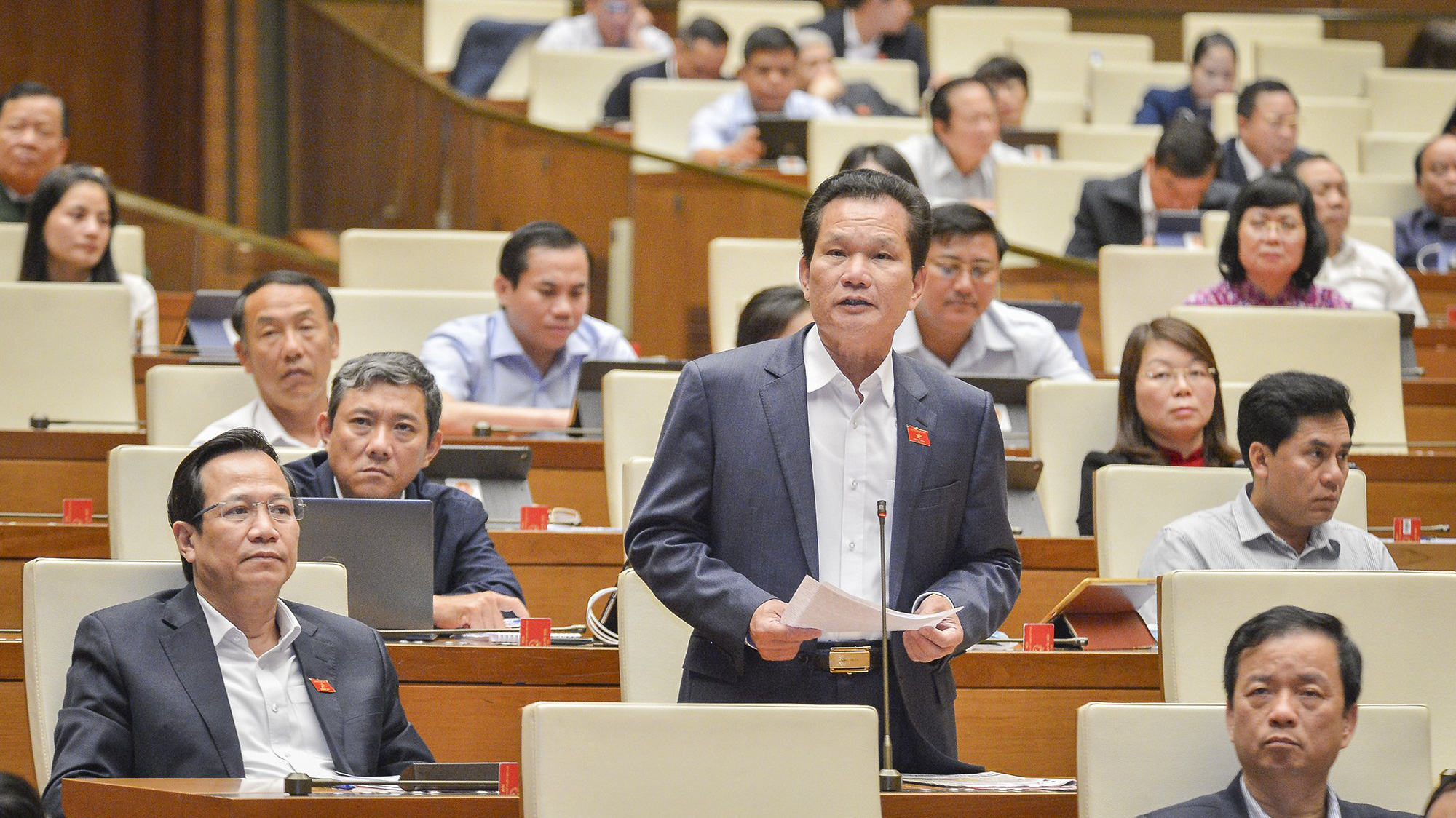 Đại biểu Bùi Sỹ Lợi đưa ra nhiều kiến nghị liên quan tới chính sách bảo hiểm xã hội và tiền lương - Ảnh: Quochoi.vn