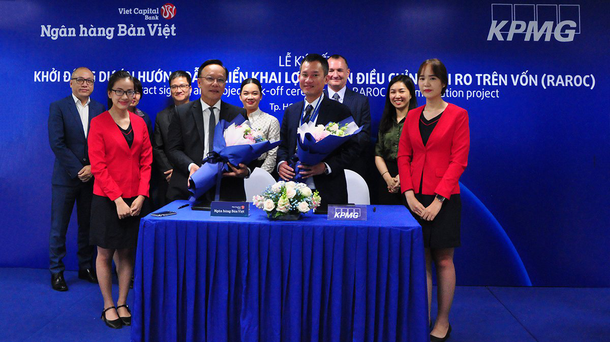 Ông Lý Công Nha (Giám đốc khối tài chính Ngân hàng Bản Việt) ký kết cùng Ông Phạm Đỗ Nhật Vinh - Giám Đốc tư vấn dịch vụ tài chính và ngân hàng KPMG.