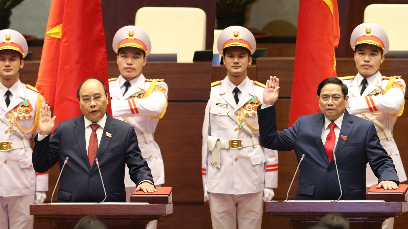 Tân Chủ tịch nước Nguyễn Xuân Phúc (ảnh trái) và Tân Thủ tướng Phạm Minh Chính tuyên thệ nhậm chức - Ảnh: VGP