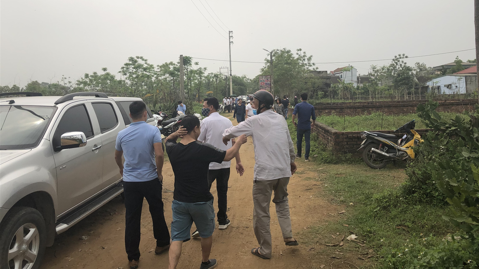 Giá đất tăng, không chỉ gây khó cho giải phóng mặt bằng để triển khai các dự án hạ tầng đô thị mà còn gây nên hiện tượng người dân đòi đền bù giá cao phi lý, làm bế tắc cho nhiều dự án.