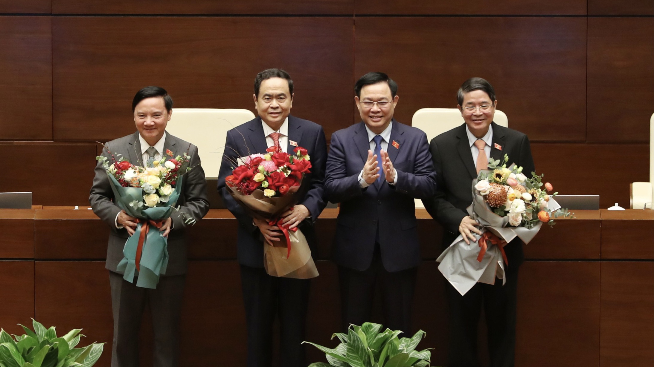 Chủ tịch Quốc hội Vương Đình Huệ chúc mừng các Phó Chủ tịch Quốc hội Trần Thanh Mẫn, Nguyễn Khắc Định, Nguyễn Đức Hải - Ảnh: VGP