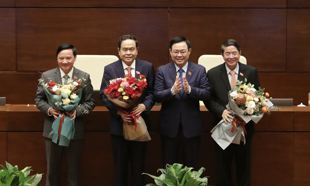 Chủ tịch Quốc hội Vương Đình Huệ chúc mừng các Phó Chủ tịch Quốc hội Trần Thanh Mẫn, Nguyễn Khắc Định, Nguyễn Đức Hải - Ảnh: VGP