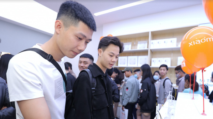 Mảng điện thoại di động tăng trưởng 64% nhờ sự tiếp tục gia tăng của thị phần Xiaomi và doanh thu phân phối các dòng Iphone của Apple. 