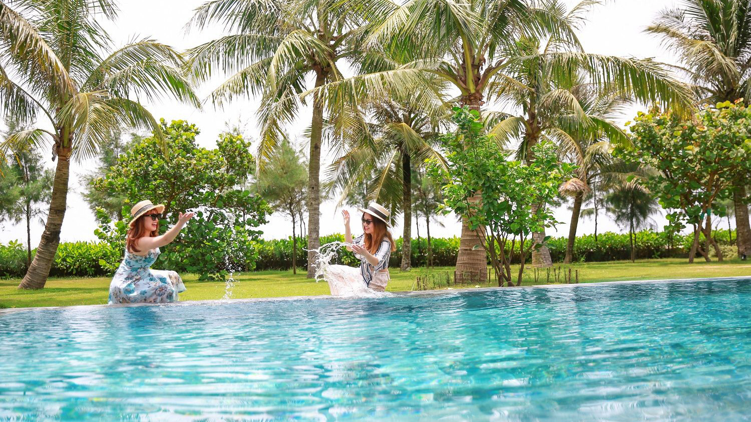 Du lịch nội địa "tăng nhiệt", du khách đã sẵn sàng lên đường khám phá.