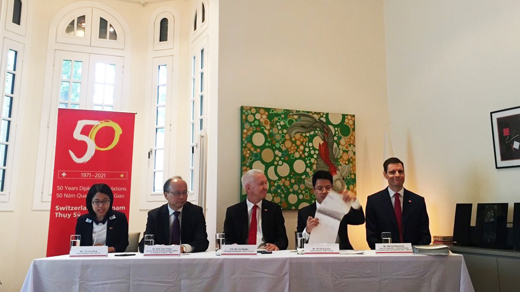 Họp báo tại nhà riêng của Đại sứ Thụy Sĩ tại Việt Nam Ivo Sieber.