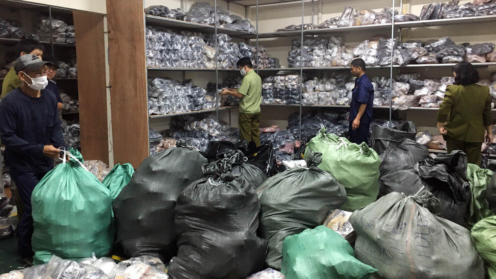 Kho hàng này đang tích trữ hơn 3.000 đôi giày dép thời trang giả mạo các thương hiệu nổi tiếng tại địa chỉ số nhà 30, ngõ 56, ngách 139 Thạch Cầu, Long Biên, Hà Nội.