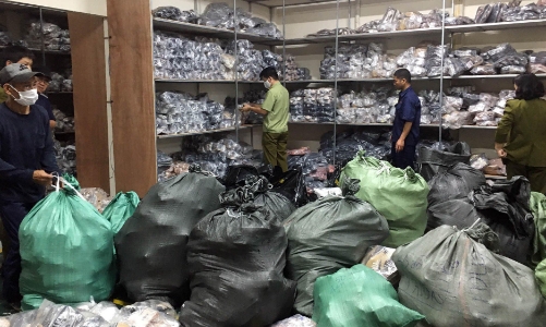 Triệt phá kho hàng hơn 3.000 đôi giày giả nhãn hiệu Dior, Chanel, Gucci, Hermes