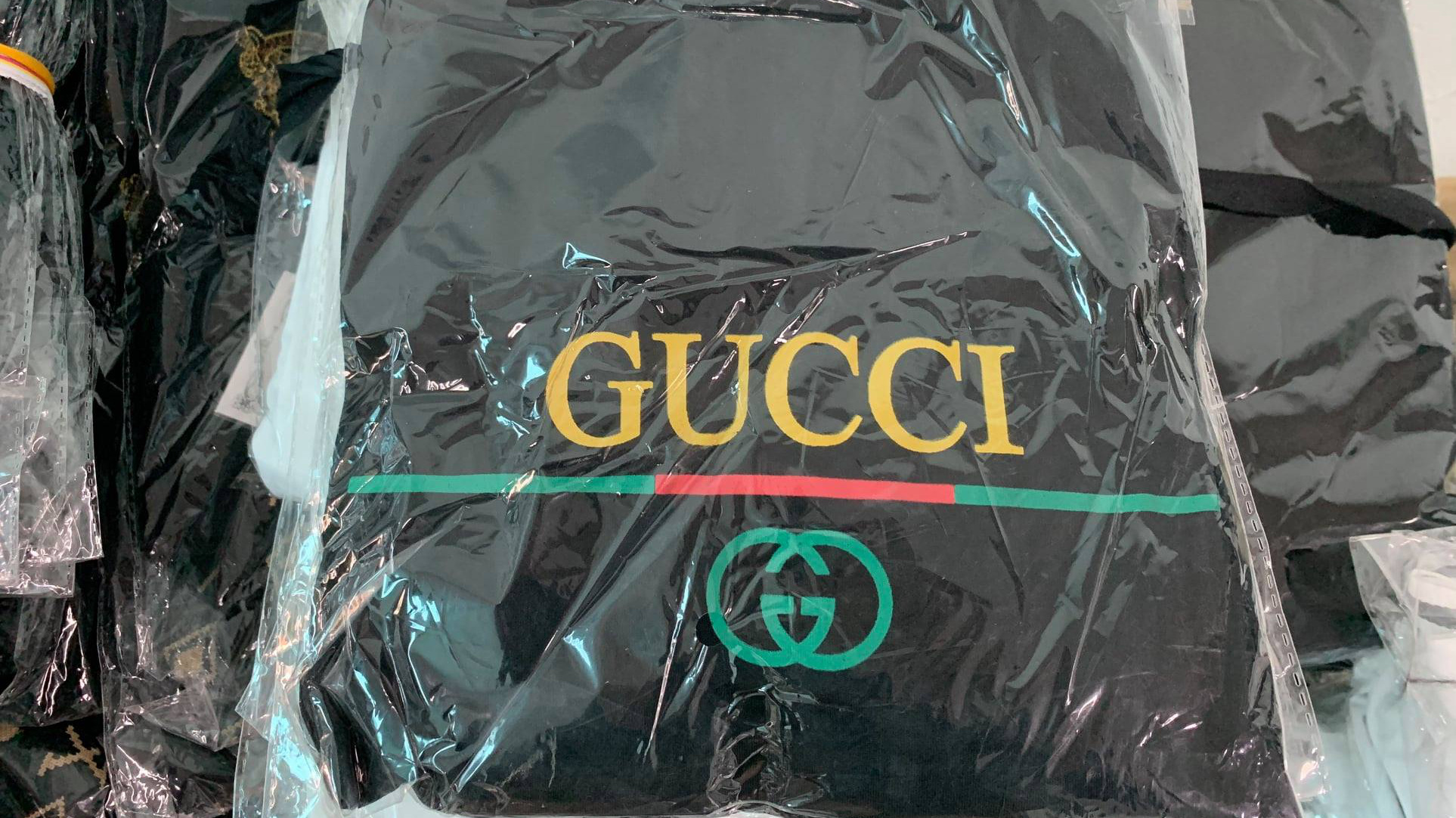 Hàng giả nhãn hiệu Gucci được thu giữ. 