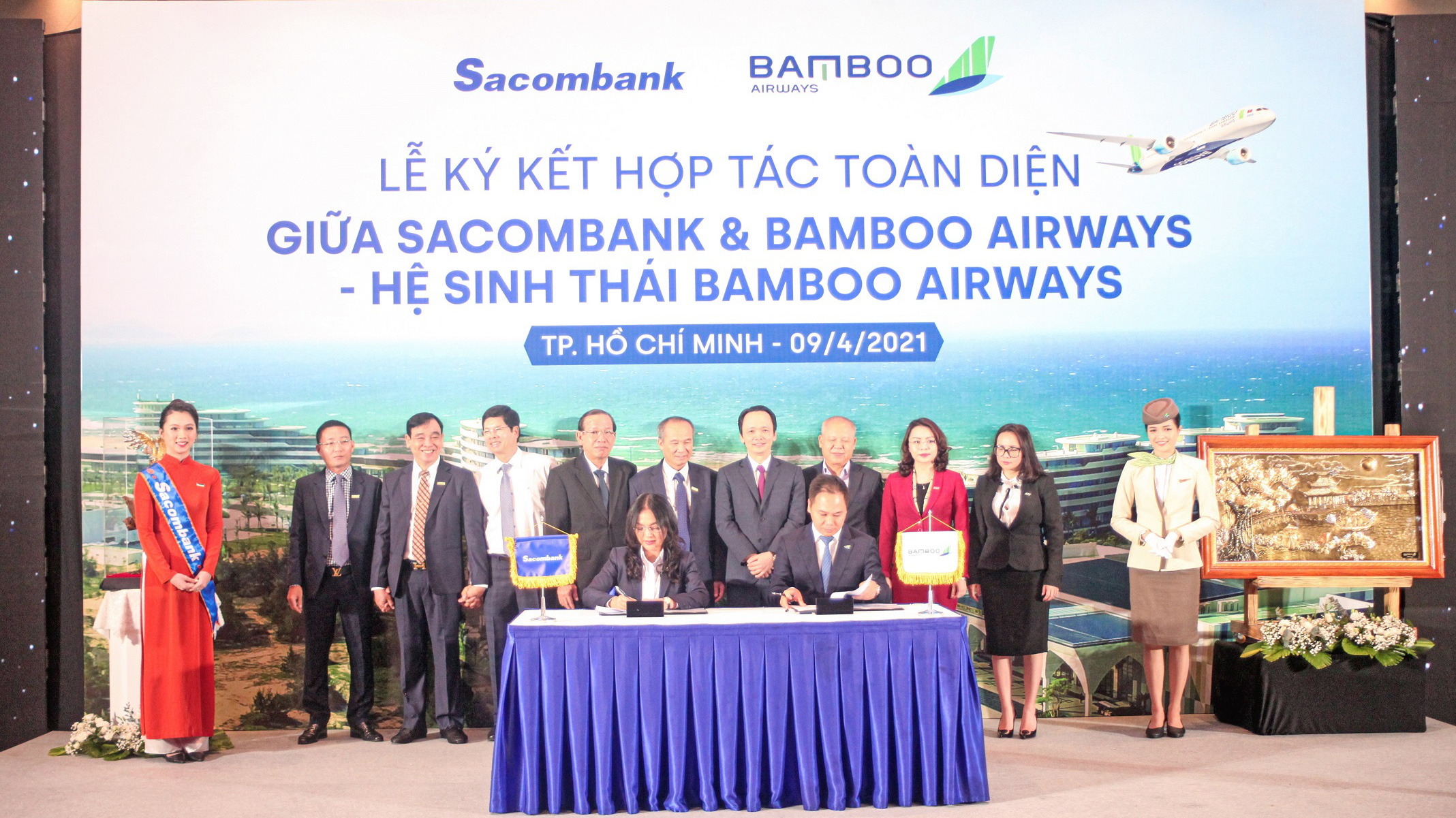 Bà Nguyễn Đức Thạch Diễm - thành viên Hội đồng Quản trị kiêm Tổng giám đốc Sacombank cùng ông Đặng Tất Thắng - Tổng giám đốc Bamboo Airways ký kết thỏa thuận hợp tác dưới sự chứng kiến của lãnh đạo hai bên.