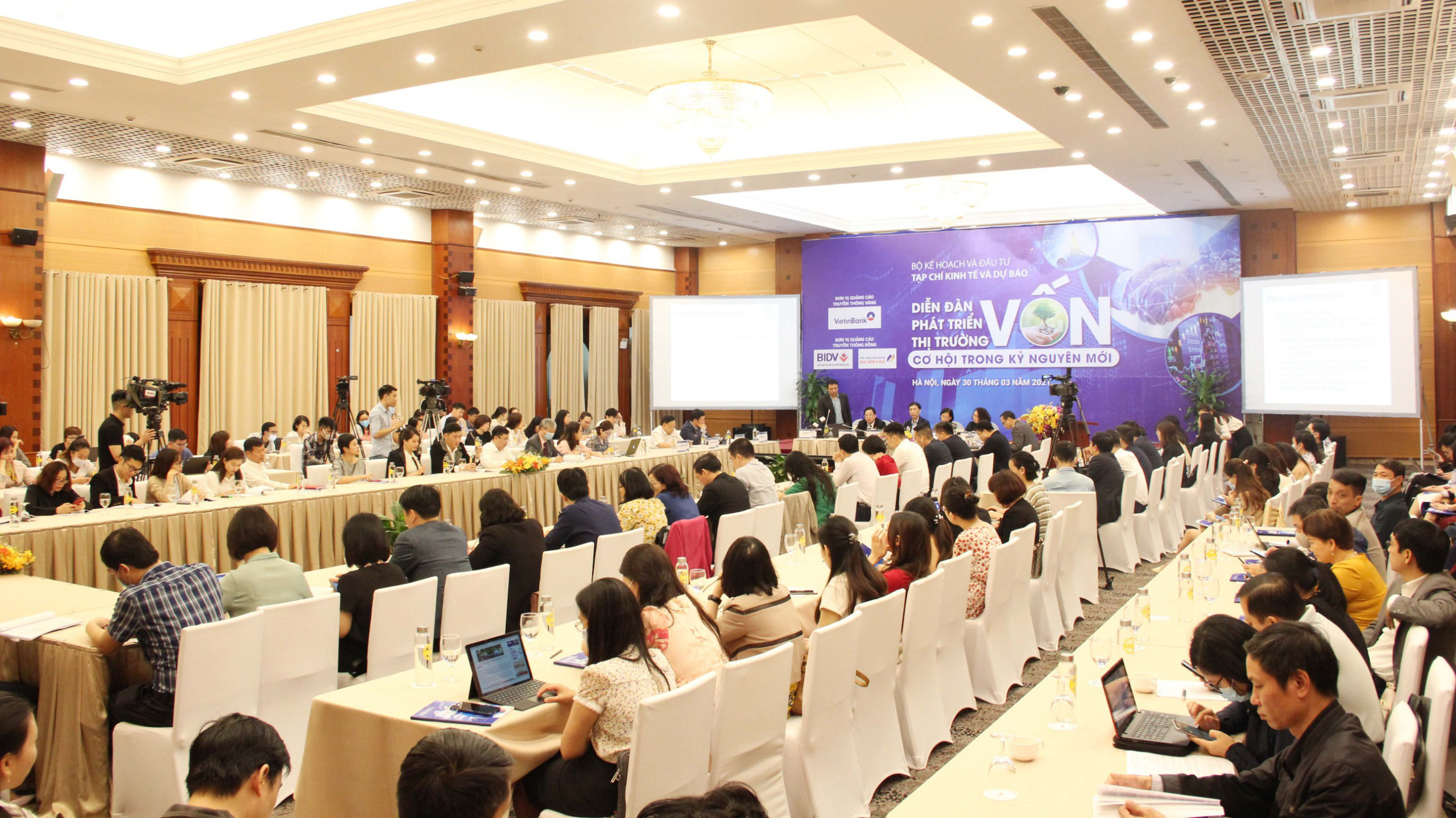 Các đại biểu tham dự Diễn đàn phát triển thị trường vốn.