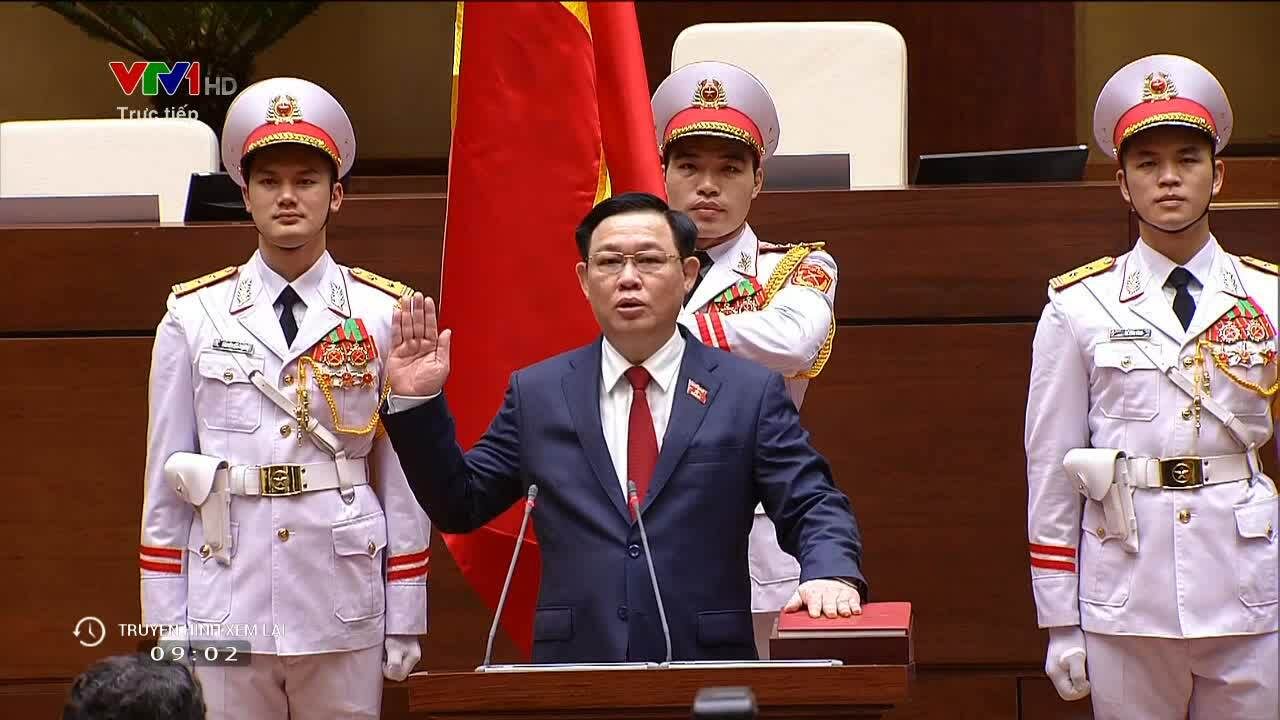 Ông Vương Đình Huệ tuyên thệ trung thành với Tổ quốc, Nhân dân và Hiến pháp.