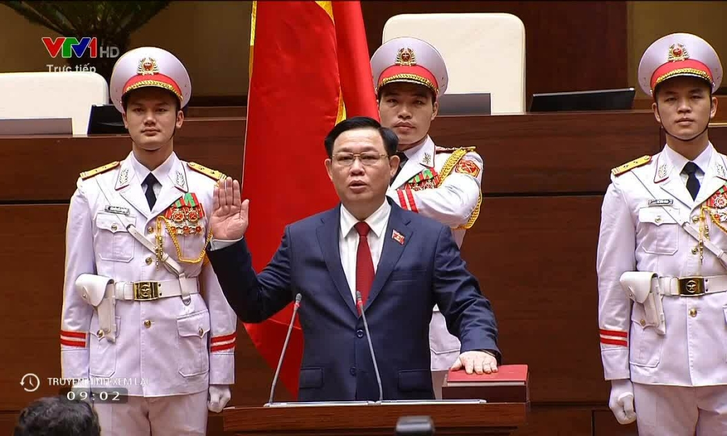 Ông Vương Đình Huệ tuyên thệ trung thành với Tổ quốc, Nhân dân và Hiến pháp.