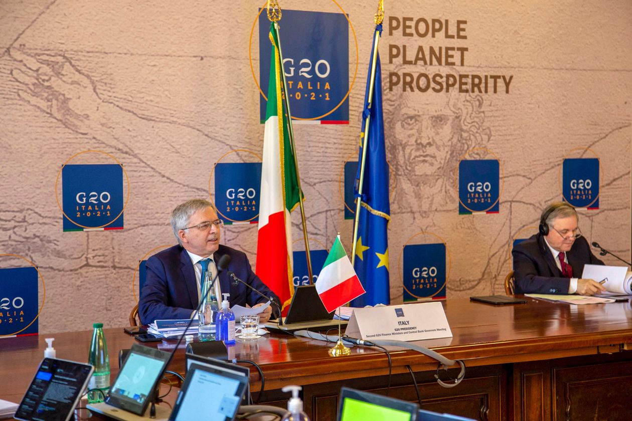 Bộ trưởng Tài chính Italy Daniele Franco (trái) chủ trì cuộc họp trực tuyến của các nước G20 ngày 7/4 - Ảnh: AP