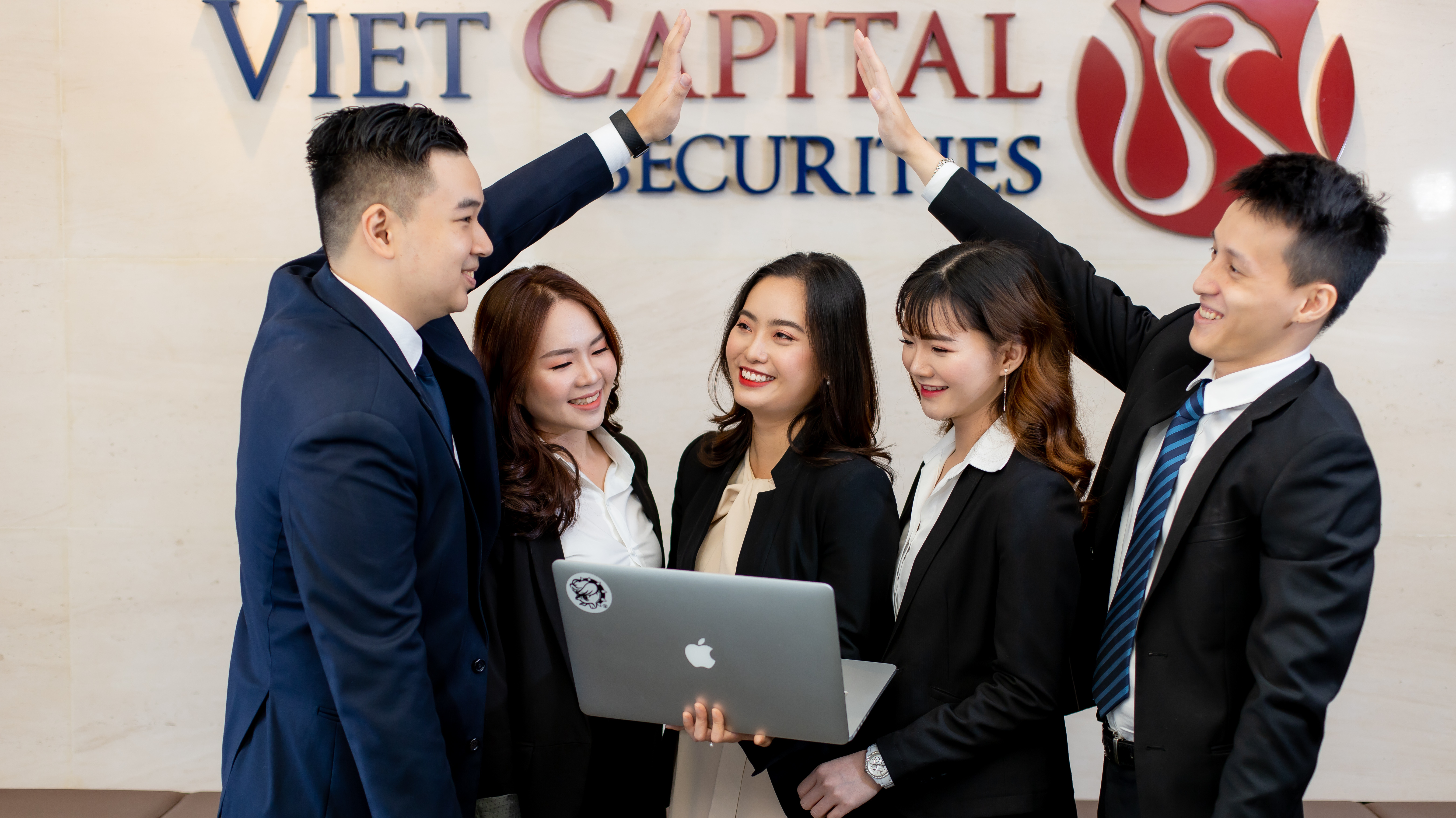 Chuỗi giải thưởng uy tín quốc tế đã góp phần khẳng định uy tín thương hiệu, chất lượng sản phẩm dịch vụ của VCSC trong hành trình tạo lập một thị trường tài chính vững mạnh, mang lại chỗ dựa tài chính vững chắc cho cộng đồng nhà đầu tư.