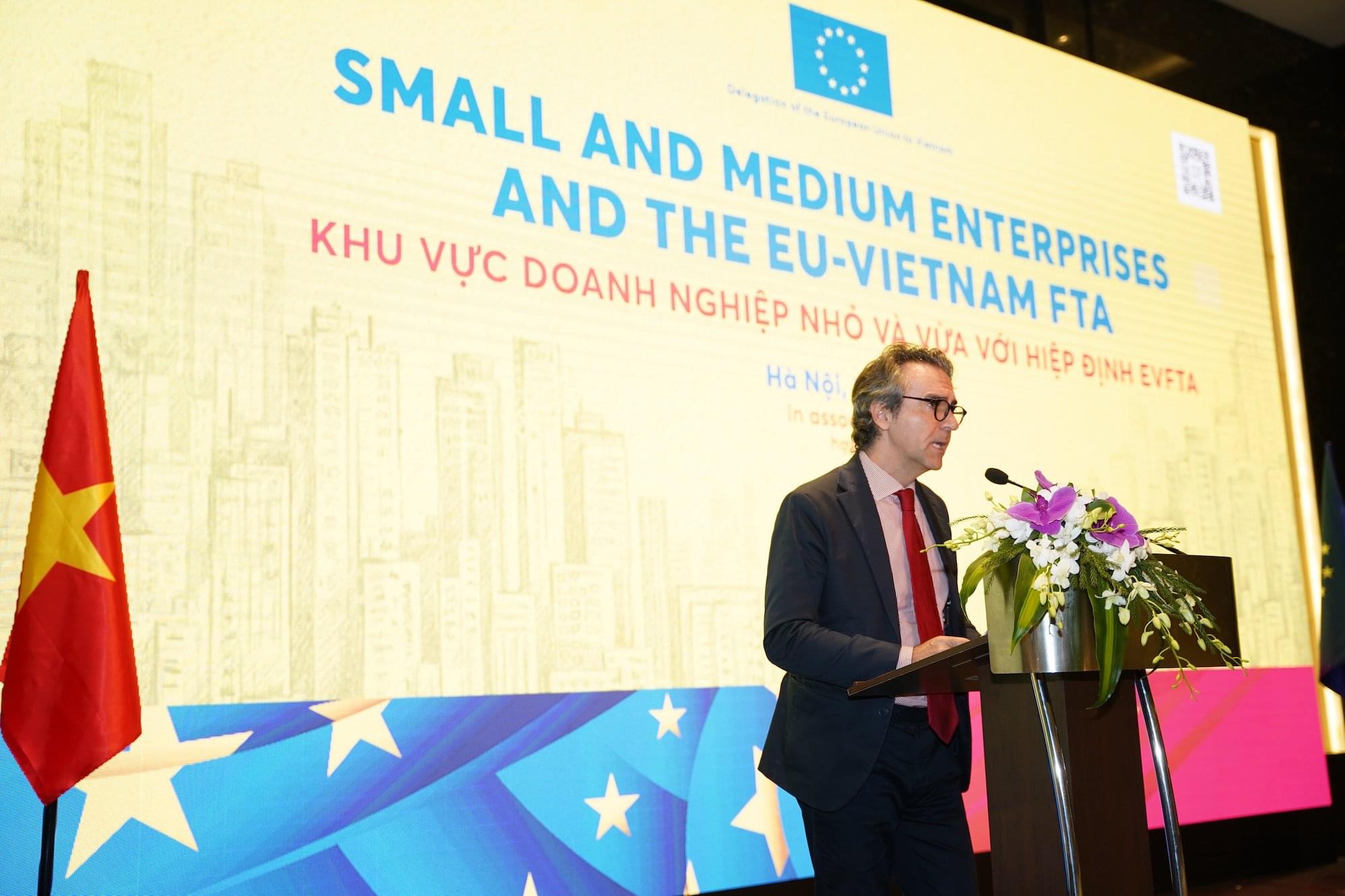 Ông Giorgio Aliberti, Đại sứ Phái đoàn Liên minh châu Âu tại Việt Nam phát biểu tại tọa đàm.